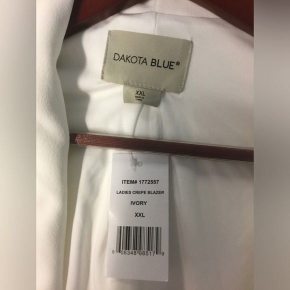 Dakota Blue Women’s Crepe Blazer - Size XXL - NWT - see pic for small stain - Picture 3 of 4